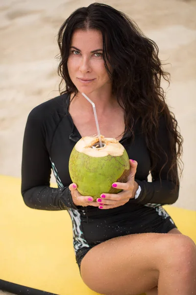 Porträtt Ung Kvinna Med Kokosnöt Händerna Stranden — Stockfoto