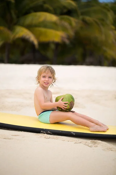 Glücklich Lustige Kleine Vorschulkind Junge Trinkt Kokossaft Strand — Stockfoto