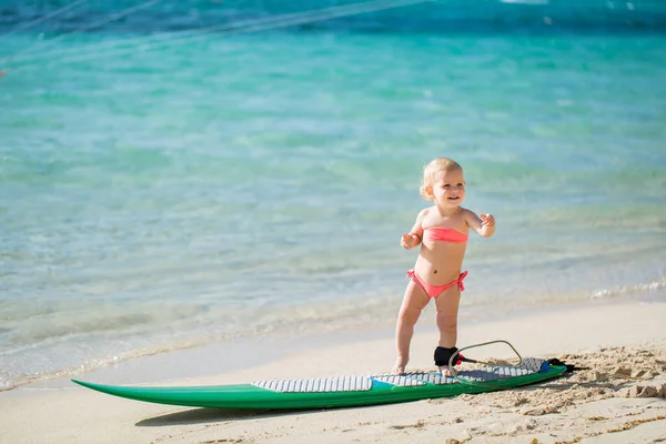 Kleines Mädchen Lernt Surfen — Stockfoto
