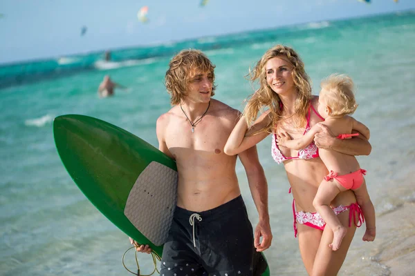 Rodina Baví Surfování Spolu Letní Životní Styl — Stock fotografie