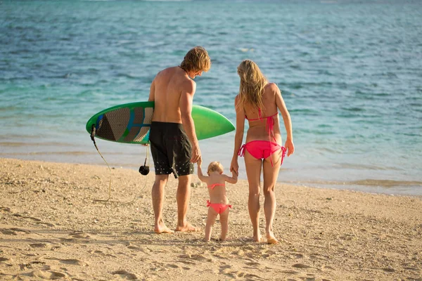 Jaki Sport Lubisz Najbardziej Family Dad Mom Daughter Walking Beach — Zdjęcie stockowe
