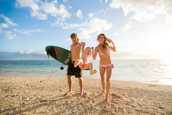 Mladé Krásné Rodiče Hrát Svou Dcerou Pláži — Stock fotografie