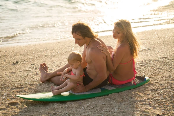Surfování Šťastná Rodina Sedí Prkně Koncept Rodině Sportu Zábavě — Stock fotografie