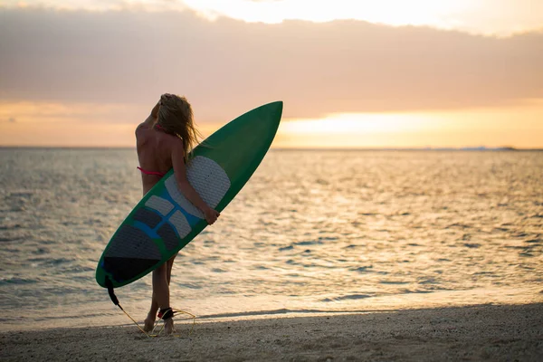 Surfařská Surfařka Hledící Západ Slunce Pláži Oceánu Silueta Ženských Bikin — Stock fotografie
