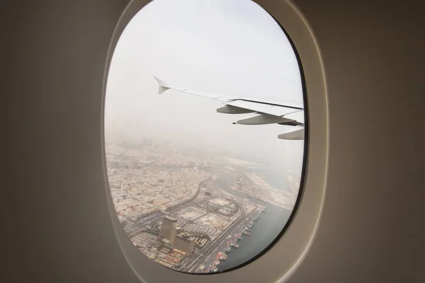 Aereo Vista Dalla Finestra Del Oblò Sulla Città Emirati Arabi — Foto Stock