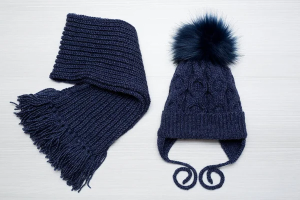 Χειμωνιάτικο Παιδικό Πλεκτό Καπέλο Και Μαντήλι Μπλε — Φωτογραφία Αρχείου