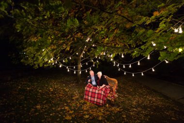 Büyükbabam ve büyükannem parkta çay içerler.