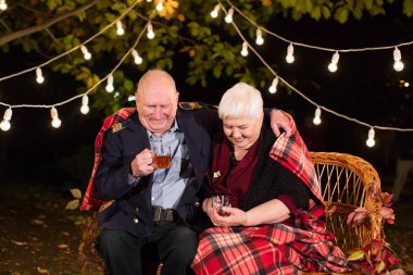 Büyükbabam ve büyükannem parkta çay içerler.