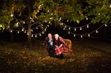 Büyükbabam ve büyükannem parkta çay içerler.