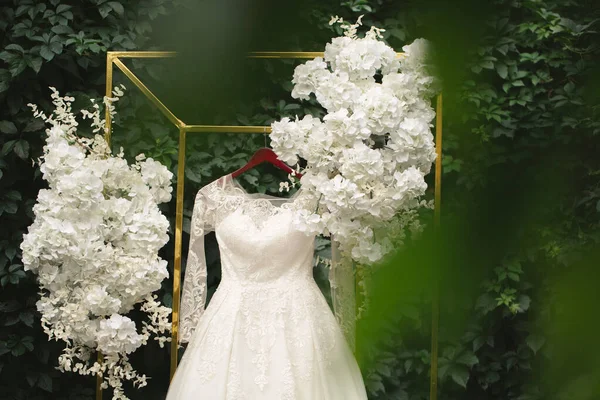 Krásné Svatební Šaty Ramínku Stůl Květiny Tyl Ulici Poplatky Nevěstu — Stock fotografie