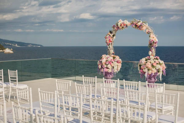 Bröllopsbåge Med Färska Blommor Havsbakgrund Vaser Med Färska Blommor — Stockfoto