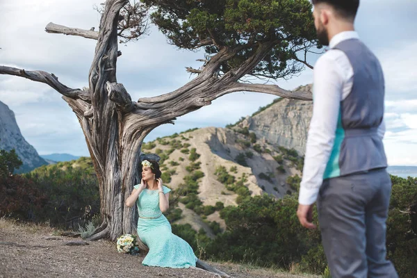 Gelin Damat Kenarındaki Dağlarda Doğada Elbise Takım Elbise Rengi Tiffany — Stok fotoğraf