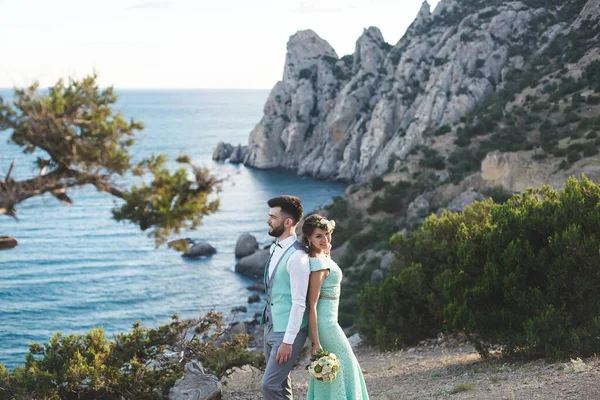 Жених Невеста Природе Горах Воды Цвет Костюма Одежды Tiffany — стоковое фото