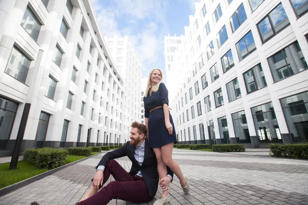Junges Paar Mann Und Frau Hintergrund Eines Bürogebäudes — Stockfoto