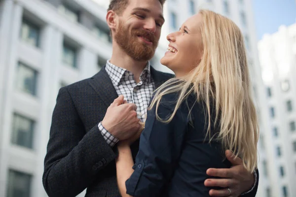 Feliz Casal Jovem Atraente Para Compartilhar Uma Boa Piada Rindo — Fotografia de Stock