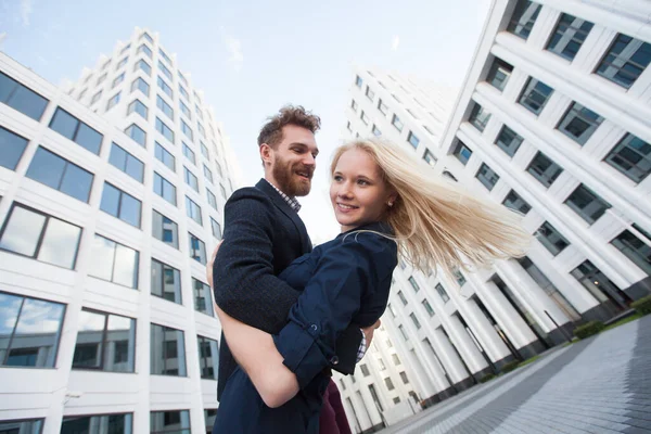 Kadın Erkek Beyaz Bir Binanın Önünde Sarılıp Gülüyorlar Alt Görünüm — Stok fotoğraf