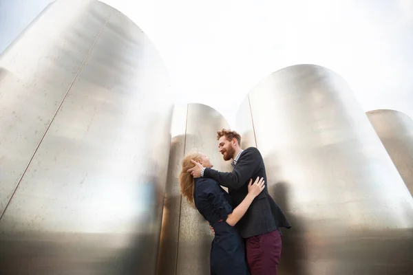 Mann Und Frau Posieren Vor Den Großen Metallrohren — Stockfoto
