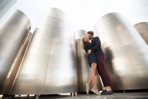 Mann Und Frau Posieren Vor Den Großen Metallrohren — Stockfoto