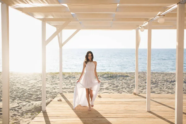 Красива Дівчина Пляжі Білій Сукні — стокове фото