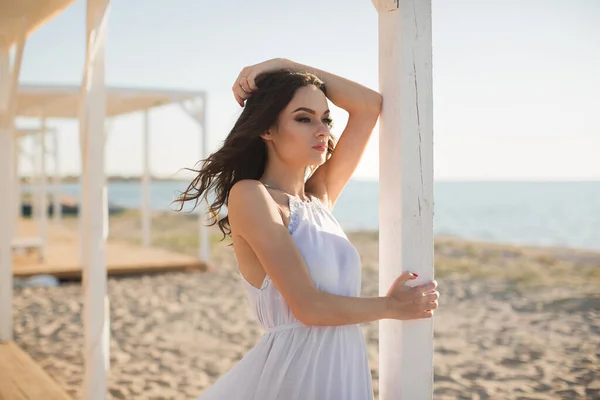 Όμορφο Κορίτσι Στην Παραλία Λευκό Φόρεμα — Φωτογραφία Αρχείου
