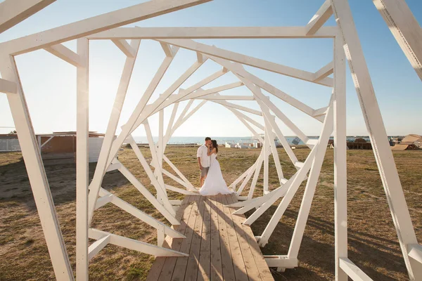 Mann Und Frau Posieren Geometrische Holzstrukturen Braut Und Bräutigam — Stockfoto