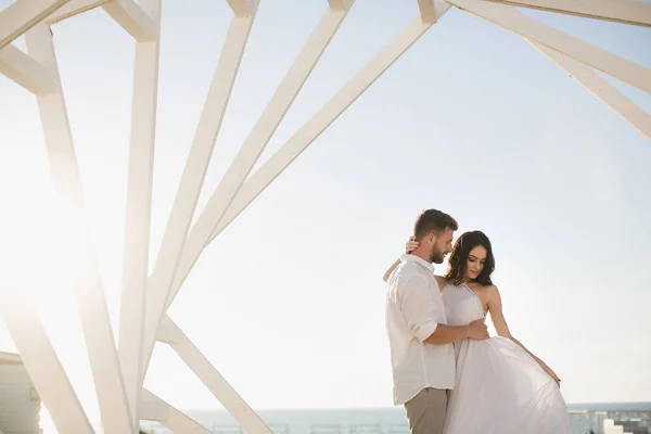 Mann Und Frau Posieren Geometrische Holzstrukturen Braut Und Bräutigam — Stockfoto