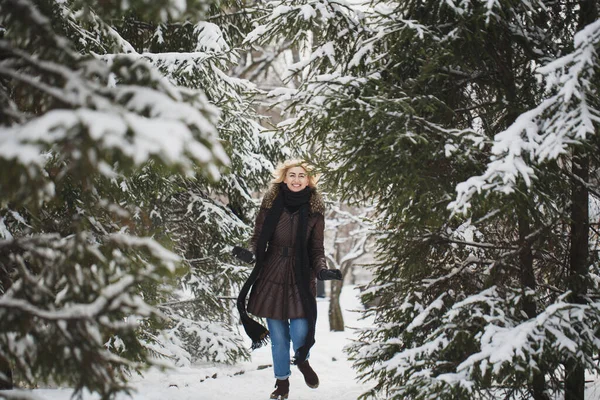Mulher Bonita Posando Uma Floresta Inverno — Fotografia de Stock