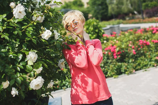 Parktaki Güzel Kız Çiçek Açan Güller Çeşme — Stok fotoğraf