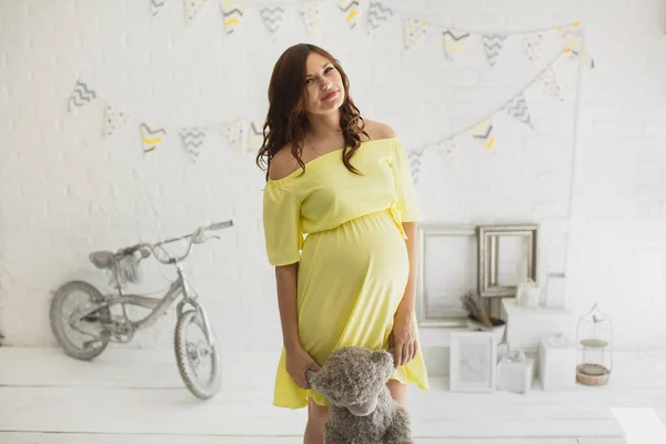 Όμορφη Έγκυος Γυναίκα Ένα Κίτρινο Φόρεμα Στο Studio — Φωτογραφία Αρχείου
