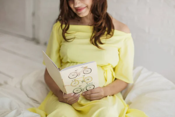 Hermosa Mujer Embarazada Vestido Amarillo Estudio — Foto de Stock