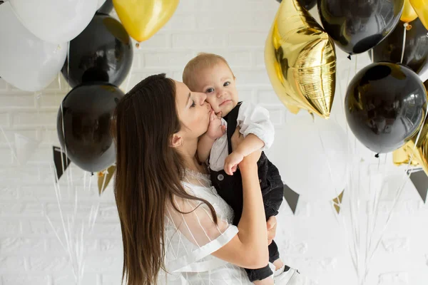 Jonge Moeder Zoon Met Ballonnen Geboortedatum — Stockfoto