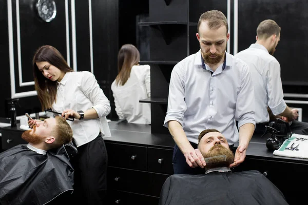 Lavora Barbiere Due Maestri Lavoro — Foto Stock