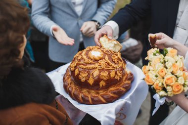 Gelin ve damat tarafından kırılıyor düğün somun