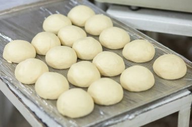 Pizza hamuru fabrikada hazırlanıyor.