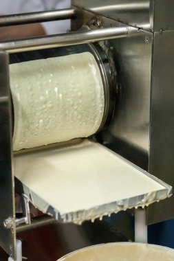 Fabrikadaki sıvı hamur kaynaklı yarı bitmiş ürünler için otomatik krep kızartma işlemi