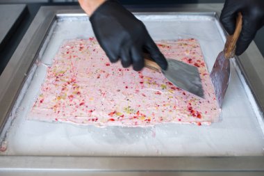 Dondurulmuş tavada kızartılmış dondurma. Sarılmış dondurma, el yapımı dondurma. Çelik soğutmalı kızarmış dondurma makinesi..