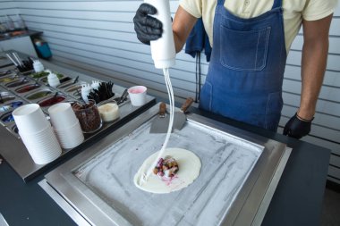 Dondurulmuş tavada kızartılmış dondurma. Sarılmış dondurma, el yapımı dondurma. Çelik soğutmalı kızarmış dondurma makinesi..