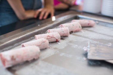 Dondurulmuş tavada kızartılmış dondurma. Sarılmış dondurma, el yapımı dondurma. Çelik soğutmalı kızarmış dondurma makinesi..