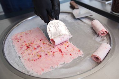 Dondurulmuş tavada kızartılmış dondurma. Sarılmış dondurma, el yapımı dondurma. Çelik soğutmalı kızarmış dondurma makinesi..