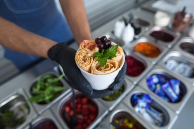 Dondurulmuş tavada kızartılmış dondurma. Sarılmış dondurma, el yapımı dondurma. Çelik soğutmalı kızarmış dondurma makinesi..