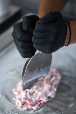 Dondurulmuş tavada kızartılmış dondurma. Sarılmış dondurma, el yapımı dondurma. Çelik soğutmalı kızarmış dondurma makinesi..