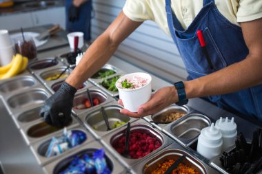 Dondurulmuş tavada kızartılmış dondurma. Sarılmış dondurma, el yapımı dondurma. Çelik soğutmalı kızarmış dondurma makinesi..
