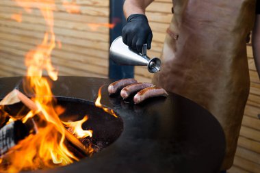 Barbekü Izgarasında Sosis. Sıcak ve füme sosis. Yemek Festivali