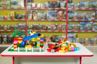 Mağazadaki beyaz masanın üzerindeki plastik oyuncak blokları.