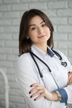 Steteskoplu mutlu gülümseyen doktor kadın portresi