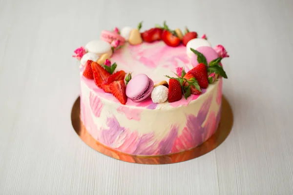 Vacker Tårta Med Jordgubbar Och Makaroner — Stockfoto