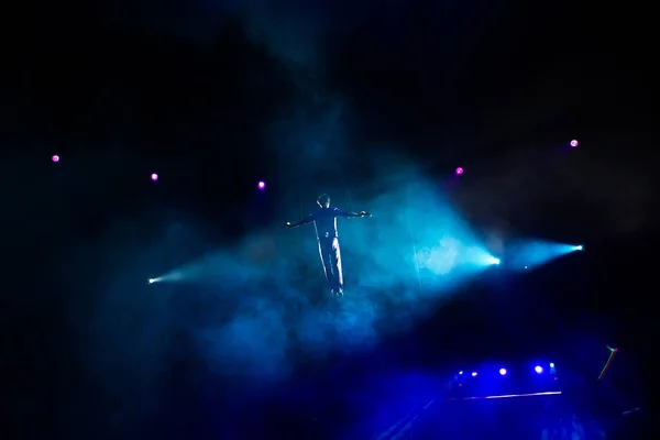 サーカスだ キャンバスの空気体操選手 サーカスアーティスト サーカスのドームの下の飛行 — ストック写真