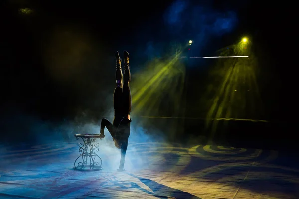 Acrobat Κάνει Ένα Δύσκολο Κόλπο Στο Τσίρκο — Φωτογραφία Αρχείου