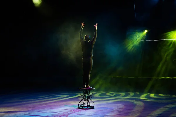 Acrobat Κάνει Ένα Δύσκολο Κόλπο Στο Τσίρκο — Φωτογραφία Αρχείου