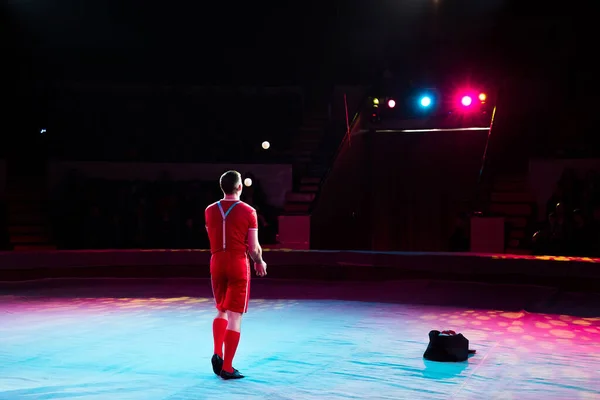 Acrobat Voert Een Moeilijke Truc Uit Het Circus — Stockfoto